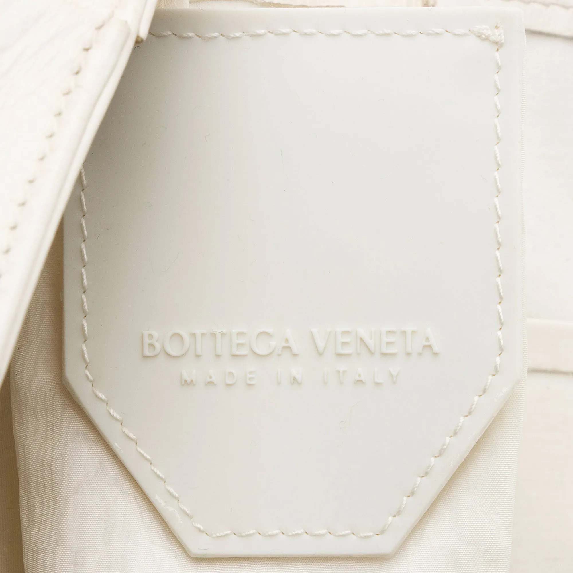 Bottega Veneta Calfskin Candy Cassette Crossbody Bag (SHF-8XUpjP)